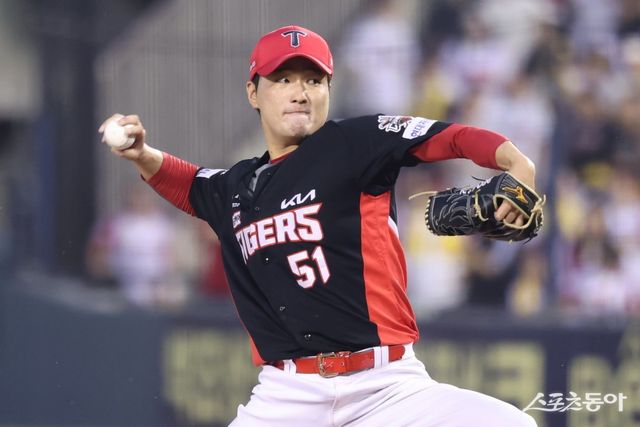 KIA 전상현이 28일 잠실구장에서 열린 LG와 원정경기에 구원등판해 역투하고 있다. 전상현은 이날 타이거즈 구단 역사상 최초의 통산 100홀드를 작성했다. 사진제공｜KIA 타이거즈