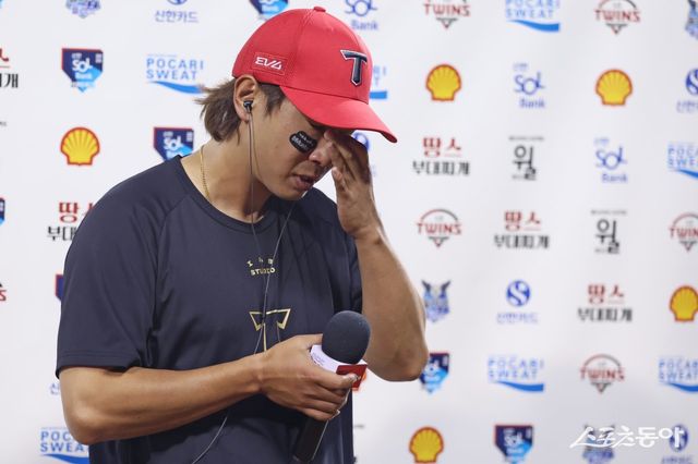 KIA 고종욱이 29일 잠실구장에서 열린 LG와 원정경기에서 4타수 3안타 맹타로 팀의 12-2 승리를 이끈 뒤 수훈선수 인터뷰를 하다 눈물을 흘리고 있다. 사진제공｜KIA 타이거즈