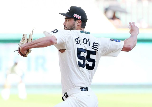 SSG 투수 화이트는 29일 한화와 홈경기에서 6이닝 무실점으로 호투해 승리투수가 됐다. 그는 한화전 강세를 이어가며 위닝시리즈에 보탬이 됐다. 사진제공｜SSG 랜더스