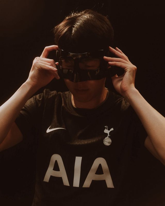 토트넘이 최근 공개한 다음 시즌 원정 유니폼 메인 모델에 주장 손흥민이 등장했다. 계약기간이 1년 남긴 가운데 올 여름 거취를 놓고 설왕설래가 오가는 시점이라 이번 영상과 이미지는 다소 의외였다. 사진출처｜토트넘 홋스퍼 페이스북