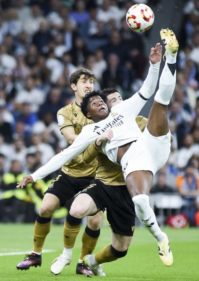 레알 마드리드는 클럽월드컵에서 우승할 경우 최대 약 1790억 원을 벌 수 있다. 스페인 매체 ‘아스’는 레알 마드리드가 클럽월드컵에서 수익이 커질수록 카레라스 영입 가능성이 높아질 것으로 내다봤다. 클럽월드컵에서 오래 살아남을수록 전력보강도 수월해진다. 신화뉴시스