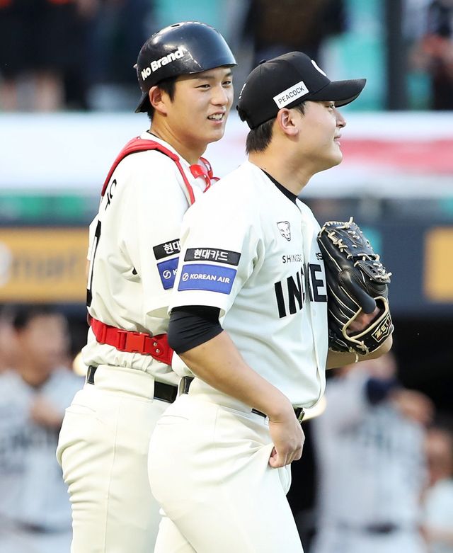 SSG 포수 조형우(왼쪽)는 29일 인천 한화와 홈경기에서 7번타자 포수로 선발출전해 타석에서 3타수 2안타, 포수로서 도루 저지 2번을 하며 팀 승리에 힘을 보탰다. 사진제공｜SSG 랜더스