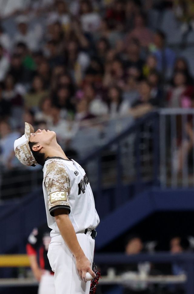 키움 김윤하는 역대 선발투수 최다 15연패에 빠져있다. 그러나 홍원기 키움 감독은 그를 선발진의 열쇠로 꼽으며 “연패 기록보다 어떻게 발전하고 변화하느냐가 중요하다”고 강조했다. 뉴시스