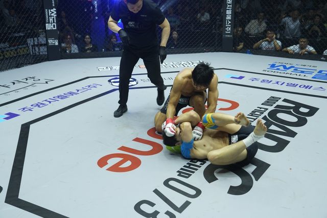 윤형빈(뒤)이 28일 서울 장충체육관에서 열린 ‘굽네 ROAD FC 073’ 스페셜 이벤트 매치에서 200만 유튜버 밴쯔(우래)를 펀치 한 방으로 쓰러트린 뒤 파운딩하고 있다. 사진제공｜로드FC