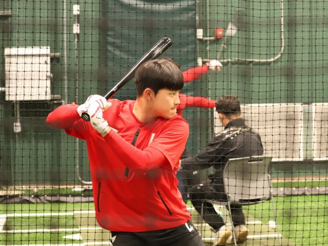 SSG 박지환은 수비 부담을 덜고 타격 재능을 살리고자 외야 전향을 시도한다. 그는 3~4㎏ 체중을 늘려 29일 인천 한화전 1군에 복귀했다. 사진제공｜SSG 랜더스