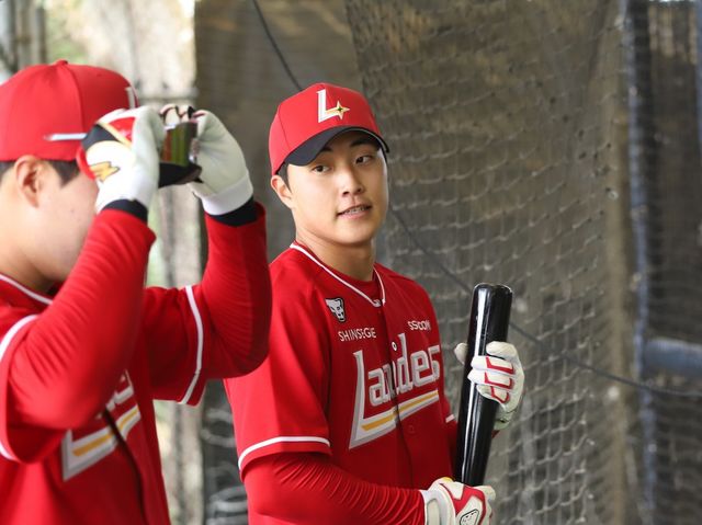 SSG 박지환(오른쪽)은 수비 부담을 덜고 타격 재능을 살리고자 외야 전향을 시도한다. 그는 3~4㎏ 체중을 늘려 29일 인천 한화전 1군에 복귀했다. 사진제공｜SSG 랜더스