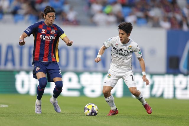 강원 김대원(오른쪽)이 28일 수원종합운동장에서 열린 수원FC와 K리그1 21라운드 원정경기에서 상대 수비수 최규백의 마크를 피해 볼을 컨트롤하고 있다. 그는 후반 추가시간 중거리포로 결승골을 뽑았으나 ‘상탈 세리머니’로 경고누적 퇴장을 당하는 악몽을 경험하기도 했다. 사진제공｜한국프로축구연맹