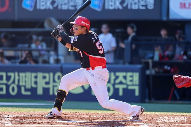 KIA 고종욱이 29일 잠실구장에서 열린 LG와 원정경기 도중 안타를 치고 있다. 사진제공｜KIA 타이거즈