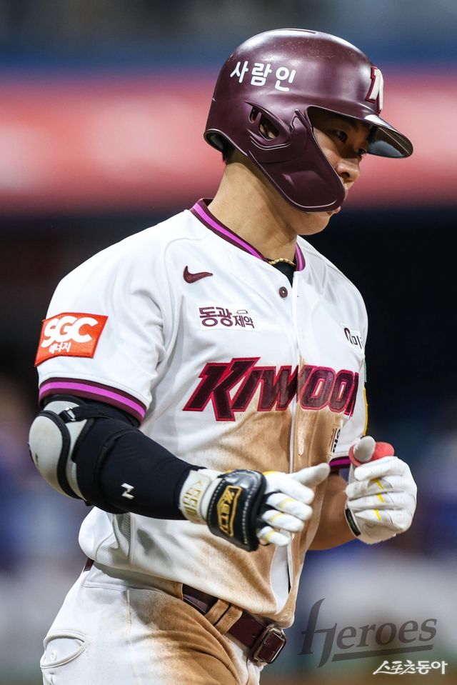 키움 송성문이 29일 고척 삼성전 5회말 무사 1·3루서 3점홈런을 터트렸다. 송성문은 27~29일 고척 삼성과 3연전에서 무려 8안타, 4홈런, 8타점을 올리며 팀의 시즌 첫 3연전 싹쓸이 승리를 이끌었다.&nbsp;사진제공｜키움 히어로즈