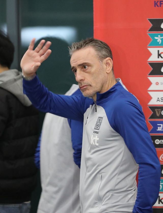 파울루 벤투 전 한국축구대표팀 감독이 중국대표팀 감독 물망에 올랐다. CFA는 그가 아시아 축구 사정에 밝고, 일정 수준 이상의 성적을 낸 지도자라고 호평을 내린 것으로 전해졌다. 뉴시스