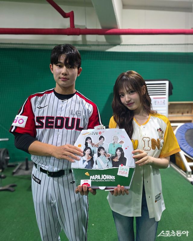 걸그룹 아이브의 리즈(오른쪽)가 29일 잠실구장에서 열린 KIA와 LG의 경기 시구에 나섰다. 첫 시구에 나선 리즈는 이날 LG 선수단과 구단 관계자는 물론 잠실구장의 협력업체 임직원들에게 줄 피자 70판을 선물했다. 옆에는 LG 신인 투수 김영우. 사진제공｜LG 트윈스