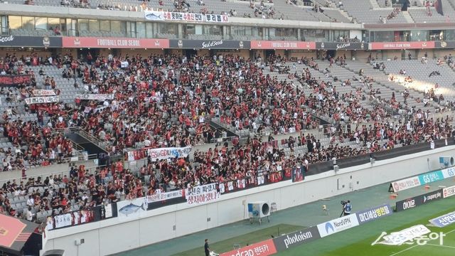 ‘리빙 레전드’ 기성용을 포항으로 이적시킨 것에 대해 분노한 서울 팬들이 포항과 K리그1 21라운드 홈경기가 열린 29일 서울월드컵경기장에서 다양한 메시지를 적은 걸개를 펼쳐보이고 있다. 상암｜남장현 기자