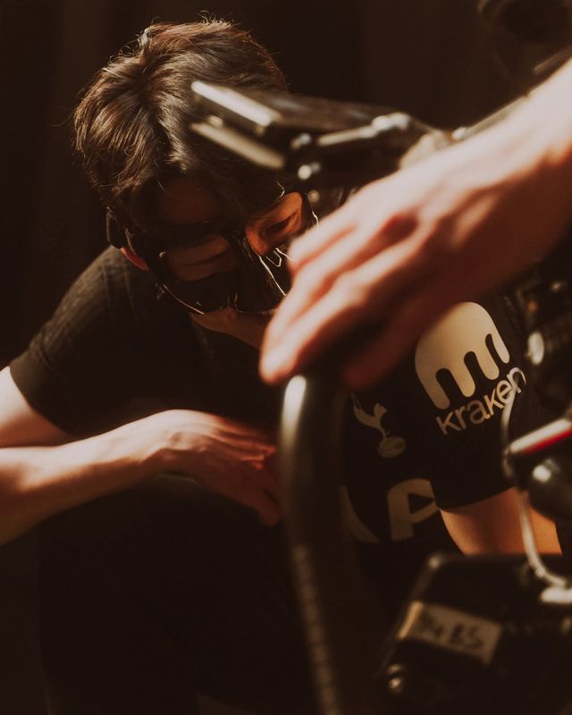 토트넘이 최근 공개한 다음 시즌 원정 유니폼 메인 모델에 주장 손흥민이 등장했다. 계약기간이 1년 남긴 가운데 올 여름 거취를 놓고 설왕설래가 오가는 시점이라 이번 영상과 이미지는 다소 의외였다. 사진출처｜토트넘 홋스퍼 페이스북