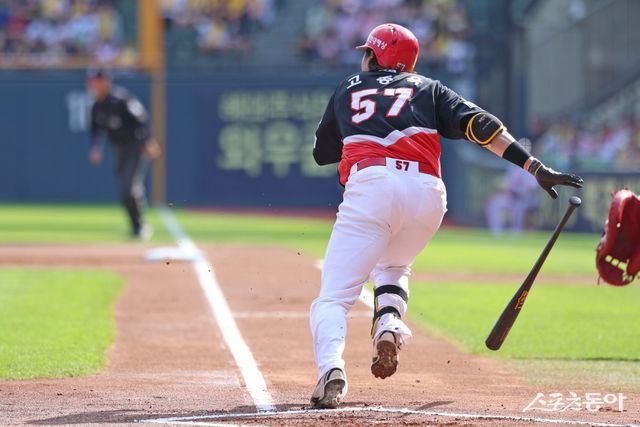 KIA 고종욱이 29일 잠실구장에서 열린 LG와 원정경기 도중 안타를 친 뒤 1루로 달리고 있다. 사진제공｜KIA 타이거즈
