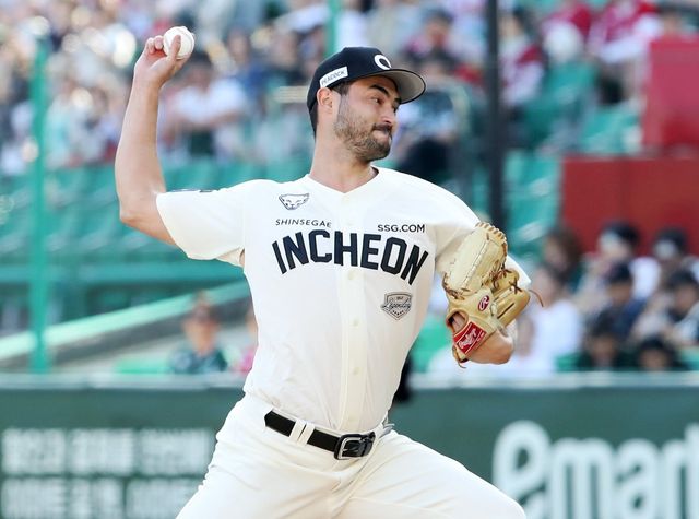 SSG 투수 화이트는 29일 한화와 홈경기에서 6이닝 무실점으로 호투해 승리투수가 됐다. 그는 한화전 강세를 이어가며 위닝시리즈에 보탬이 됐다. 사진제공｜SSG 랜더스