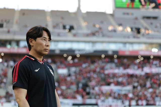 김기동 서울 감독이 29일 서울월드컵경기장에서 열린 포항과 K리그1 홈경기 도중 그라운드를 응시하고 있다. 이날 2만여 홈관중은 기성용을 포항으로 이적시킨 것에 대해 강한 불만을 야유로 표출했다. 사진제공｜한국프로축구연맹