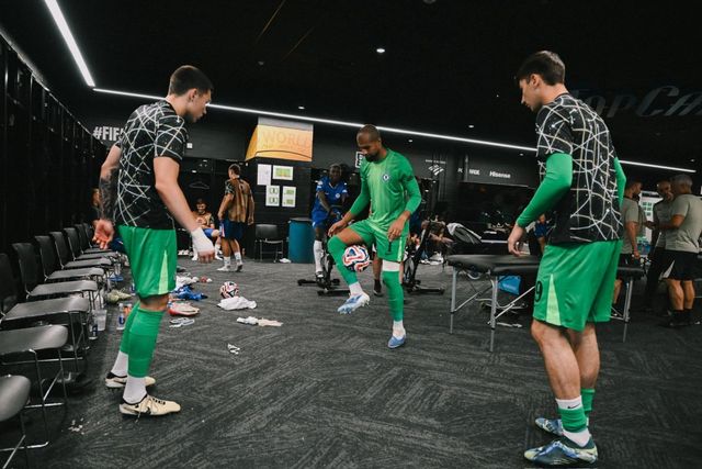 첼시 선수들이 29일(한국시간) 미국 노스캐롤라이나주 샬럿의 뱅크 오브 아메리카 스타디움에서 열린 벤피카와 클럽월드컵 16강전 도중 낙뢰로 인해 경기가 중단되자 라커룸에서 경기감각을 유지하기 위해 공을 다루고 있다. 사진출처｜첼시 페이스북