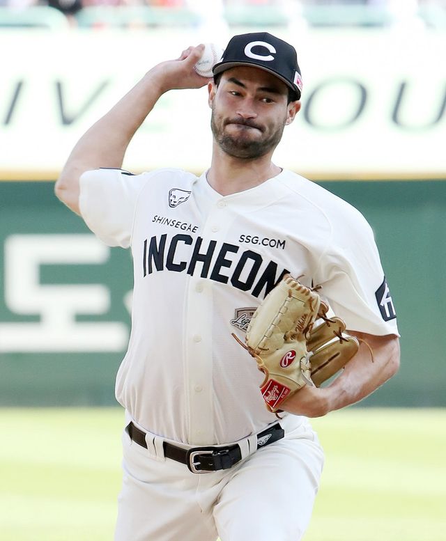 SSG 투수 화이트는 29일 한화와 홈경기에서 6이닝 무실점으로 호투해 승리투수가 됐다. 그는 한화전 강세를 이어가며 위닝시리즈에 보탬이 됐다. 사진제공｜SSG 랜더스