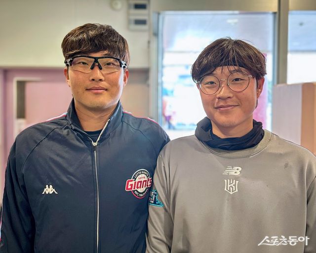 롯데 박세웅(왼쪽)-박세진 형제가 한 팀에서 뛰게 됐다. 박세진은 “형과 만들어낼 시너지가 기대된다”고 말했다. 지난해 일본 오키나와 스프링캠프 도중 구시카와구장에서 연습경기를 앞두고 만난 형제. 사진제공｜KT 위즈