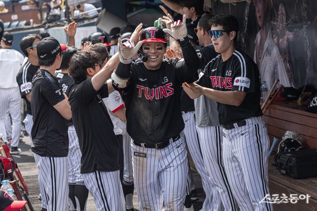 LG 김현수(가운데)는 3일 창원NC파크에서 열린 ‘2025 신한 SOL Bank KBO 리그’ NC전에서 상대 추격 의지를 꺾는 3점 홈런을 친 뒤 동료와 기쁨을 나누고 있다. 이날 김현수는 홈런포를 포함해 멀티히트와 5타점으로 활약해 팀 3연패 탈출을 견인했다. 사진제공｜LG 트윈스