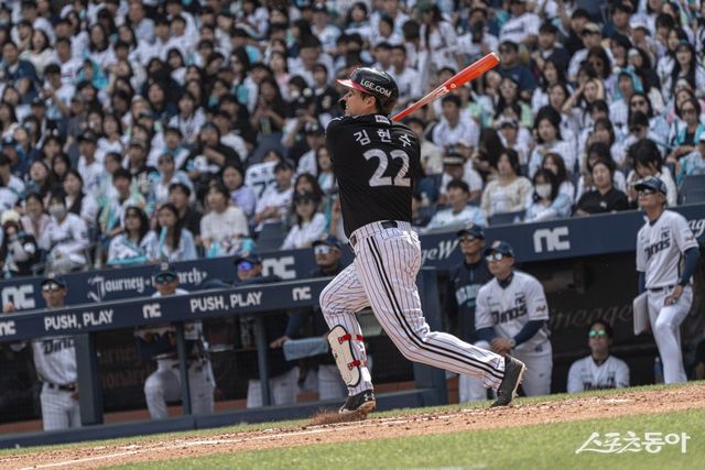 LG 김현수는 3일 창원NC파크에서 열린 ‘2025 신한 SOL Bank KBO 리그’ NC전에서 상대 추격 의지를 꺾는 3점 홈런을 친 뒤 동료와 기쁨을 나누고 있다. 이날 김현수는 홈런포를 포함해 멀티히트와 5타점으로 활약해 팀 3연패 탈출을 견인했다. 사진제공｜LG 트윈스