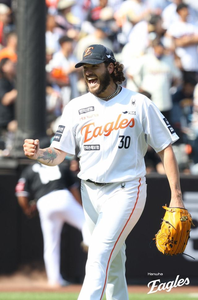 한화 외국인투수 코디 폰세가 3일 대전한화생명볼파크에서 열린 KT와 홈경기에 선발등판해 6이닝 2피안타 1볼넷 7탈삼진 무실점 역투를 펼친 뒤 주먹을 불끈 쥐고 있다. 사진제공｜한화 이글스