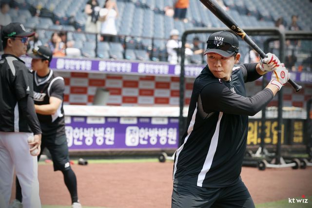 트레이드로 KT 유니폼을 입게 된 이정훈이 3일 대전한화생명볼파크에서 열린 한화와 원정경기를 앞두고 타격 훈련을 소화하고 있다. 사진제공｜KT 위즈