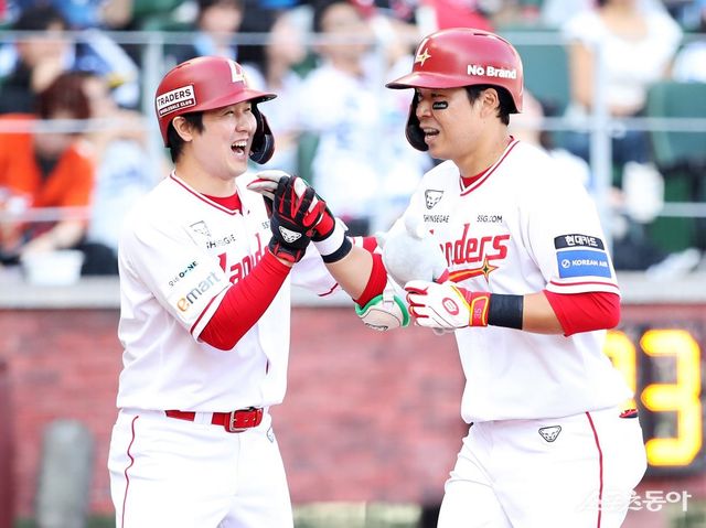 SSG 한유섬(오른쪽)이 3일 인천SSG랜더스필드에서 열린 삼성과 홈 경기에서 1회말 2점 홈런을 터트린 뒤 팀 동료 최정과 함께 기뻐하고 있다. SSG는 6경기 연속 타점을 생산한 한유섬의 맹활약을 앞세워 삼성을 6-4로 꺾었다. 사진제공｜SSG 랜더스