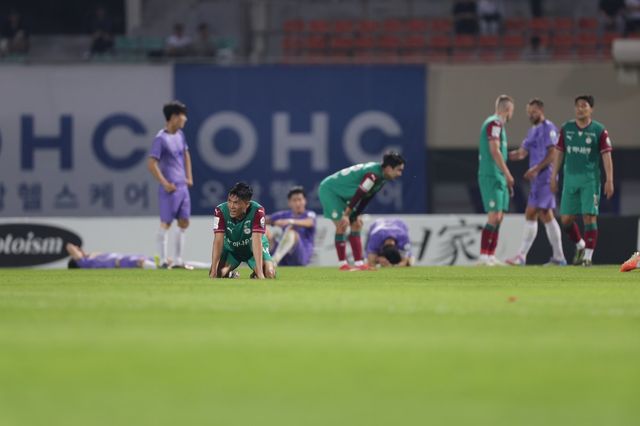 대전하나 선수들이 지난달 31일 안양과 원정경기에서 1-1로 비긴 뒤 아쉬워하고 있다. 사진제공｜한국프로축구연맹