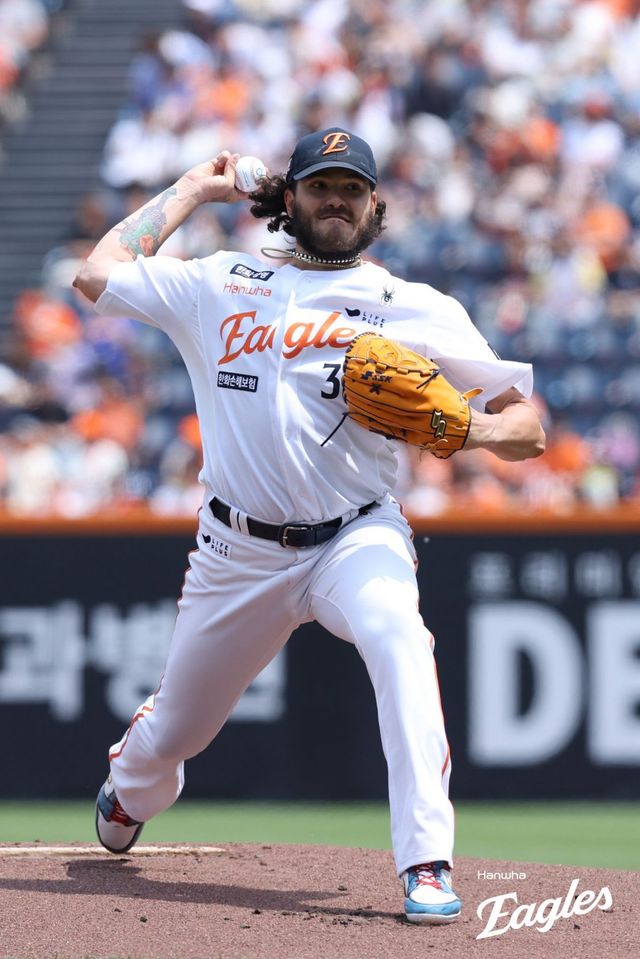 한화 외국인투수 코디 폰세(왼쪽)가 3일 대전한화생명볼파크에서 열린 KT와 홈경기에 선발등판해 6이닝 2안타 1볼넷 7탈삼진 무실점 역투로 팀의 10-1 승리를 이끌었다. 사진제공｜한화 이글스