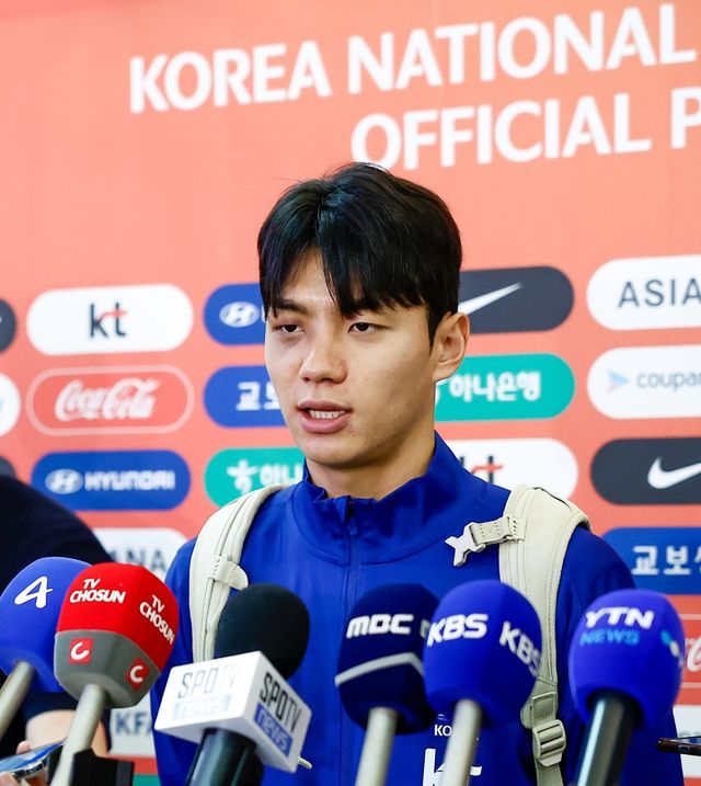 올 시즌 K리그1에서 11골로 득점 선두를 달리고 있는 전북 현대 전진우가 생애 첫 국가대표팀에 발탁됐다. 6일 펼쳐질 이라크와 2026북중미월드컵 아시아 최종예선 9차전 원정경기를 앞두고 2일 인천국제공항에서 각오를 밝히는 전진우. 사진제공｜대한축구협회