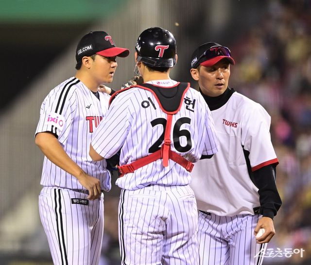 LG 송승기(왼쪽)와 이주헌(가운데). 스포츠동아DB