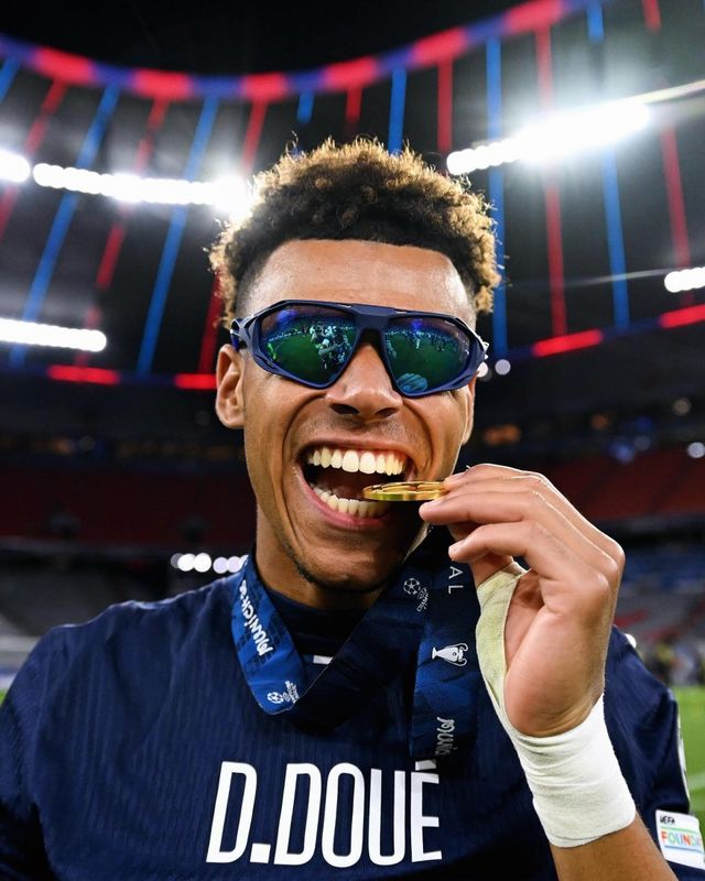 PSG 윙어 데지레 두에가 1일(한국시간) 알리안츠 아레나에서 열린 인터 밀란과 UCL 결승에서 5-0 완승을 거둔 뒤 우승 메달을 깨무는 세리머니를 하고 있다. 사진출처｜PSG 페이스북