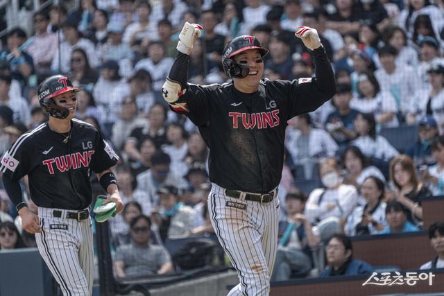 LG 김현수(오른쪽)는 3일 창원NC파크에서 열린 ‘2025 신한 SOL Bank KBO 리그’ NC전에서 상대 추격 의지를 꺾는 3점 홈런을 친 뒤 동료와 기쁨을 나누고 있다. 이날 김현수는 홈런포를 포함해 멀티히트와 5타점으로 활약해 팀 3연패 탈출을 견인했다. 사진제공｜LG 트윈스