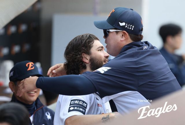 한화 외국인투수 코디 폰세(왼쪽)가 3일 대전한화생명볼파크에서 열린 KT와 홈경기에서 6이닝 무실점 투구를 펼친 뒤 류현진(오른쪽)과 포옹하고 있다. 사진제공｜한화 이글스