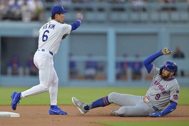 다저스 김혜성이 3일(한국시간) 다저스타디움에서 열린 ‘2025 메이저리그’ 메츠와 홈경기에서 9번타자 유격수로 선발 출전했다. 리그 최강 마무리 디아즈 상대 멀티히트를 기록하는 등 하위 타선에 활력을 불어넣었다. LA｜AP뉴시스