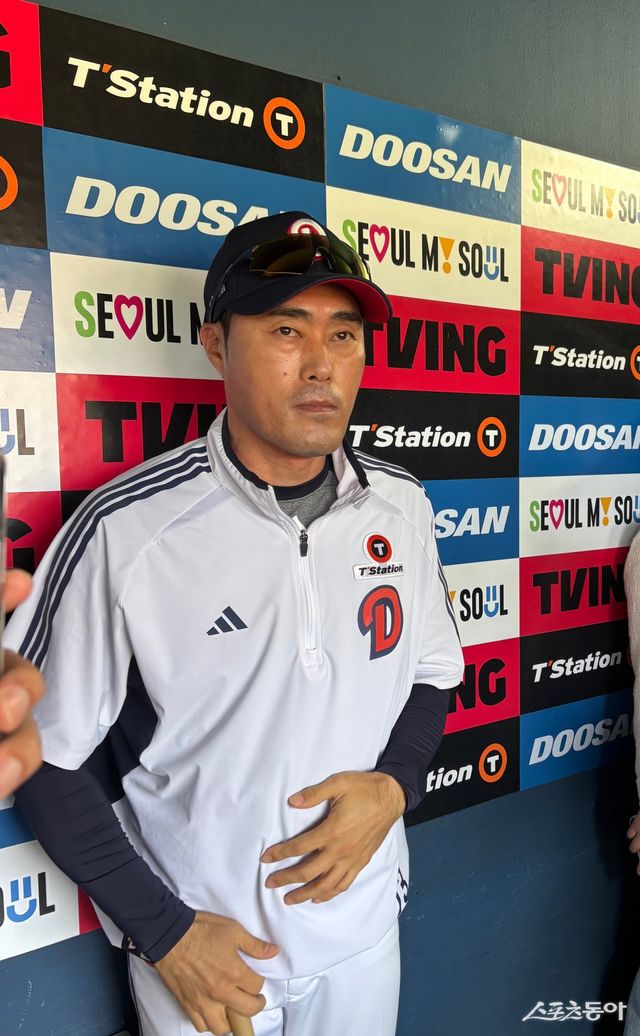두산 조성환 감독대행이 3일 잠실 KIA전에 앞서 취재진과 인터뷰를 하고 있다. 조 감독대행은 대행 체제 첫날부터 선수단에 강력한 메시지를 전달했다. 잠실｜강산 기자 posterboy@donga.com