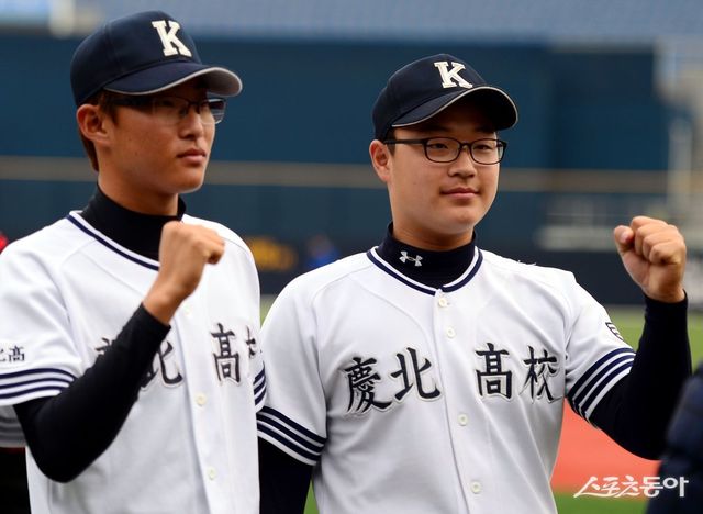 경북고 시절의 롯데 박세웅(왼쪽)과 박세진. 형제가 한 팀에서 뛰는 것은 이때 이후 처음이다. 스포츠동아DB