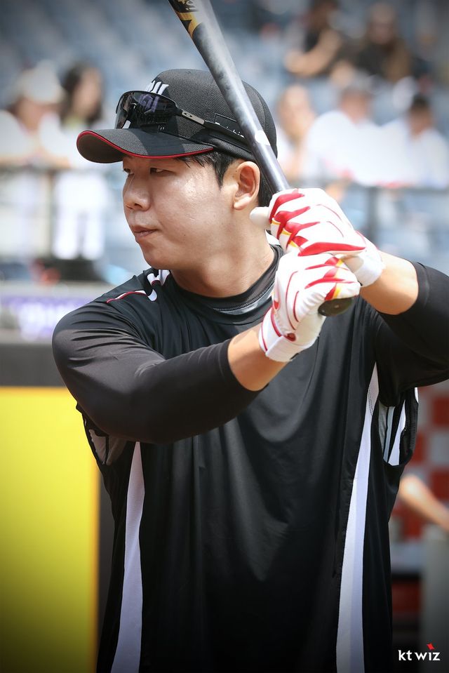 트레이드로 KT 유니폼을 입게 된 이정훈이 3일 대전한화생명볼파크에서 열린 한화와 원정경기를 앞두고 타격 훈련을 소화하고 있다. 사진제공｜KT 위즈