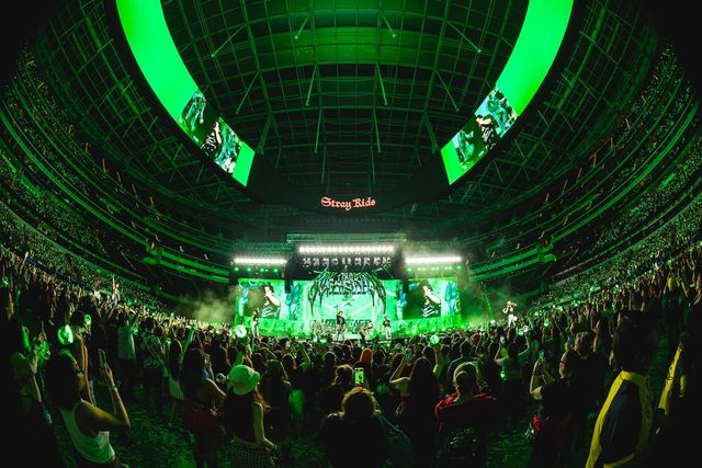 스트레이 키즈가 K팝 4세대 그룹 최초로 LA 소파이 스타디움에서 단독 콘서트를 열고 약 6만 관객과 함께 글로벌 위상을 증명했다. 사진 제공 | JYP엔터테인먼트