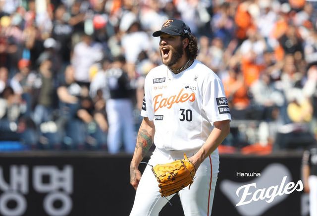 한화 외국인투수 코디 폰세(왼쪽)가 3일 대전한화생명볼파크에서 열린 KT와 홈경기 도중 동료 야수들의 수비에 감탄하고 있다. 사진제공｜한화 이글스