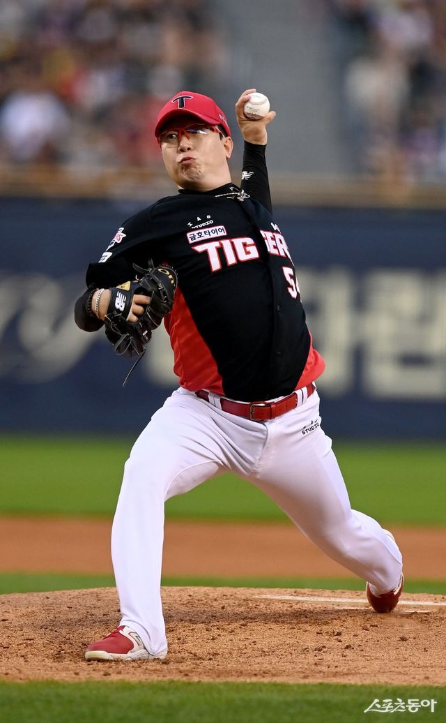 KIA 양현종이 3일 잠실 두산전에서 5이닝 2실점(1자책점)의 호투로 4승째를 따냈다.