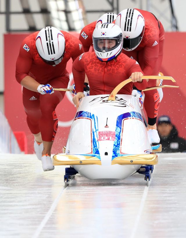 원윤종 등 한국 선수들이 2018평창동계올림픽 봅슬레이 남자 4인승 경기를 펼치고 있다. 사진제공｜대한체육회