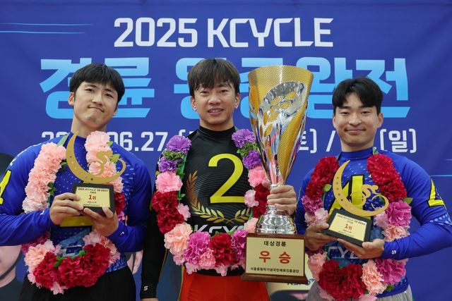 KCYCLE 왕중왕전에서 우승 영광을 안은 선발급 29기 김동하, 특선급 20기 정종진, 우수급 28기 김준철(왼쪽부터)이 기념 포즈를 취하고 있다. 사진제공 | 국민체육진흥공단
