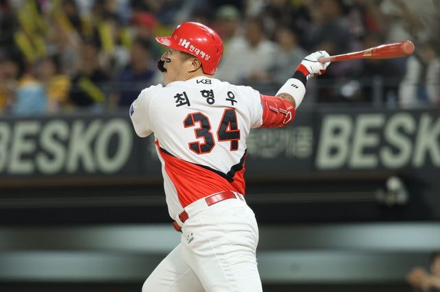 KIA 최형우는 여전한 기량을 선보이며 KIA 타선에 보탬이 되고 있다. 사진제공｜KIA 타이거즈