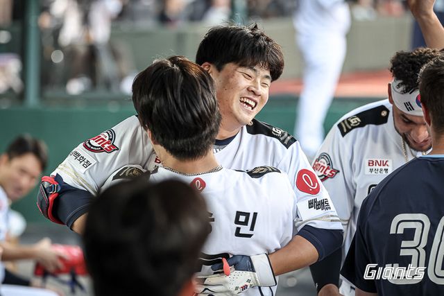 롯데 박찬형이 27일 사직구장에서 열린 KT와 홈경기 2회말 우월 솔로홈런을 터트린 뒤 덕아웃에서 선배들의 환영을 받고 있다. 사진제공｜롯데 자이언츠