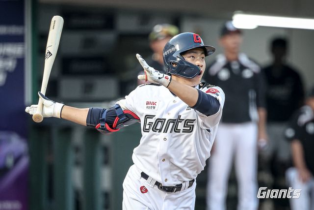 롯데 박찬형이 27일 사직구장에서 열린 KT와 홈경기 2회말 우월 솔로홈런을 터트리고 있다. 박찬형은 이날 데뷔 후 4연타석 안타 진기록을 완성했다. 사진제공｜롯데 자이언츠