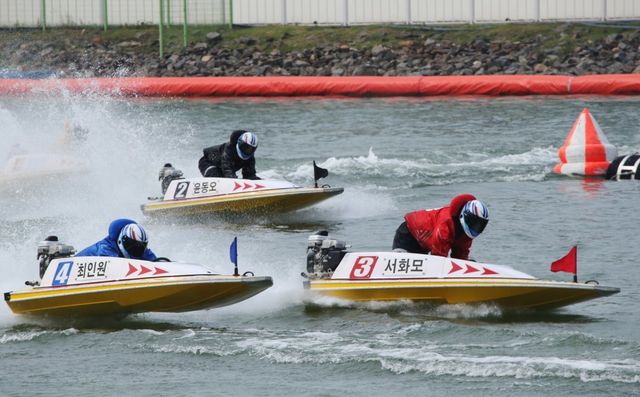 미사경정장에서 선수들이 턴 마크를 돌며 경합을 벌이고 있다. 사진제공 | 국민체육진흥공단
