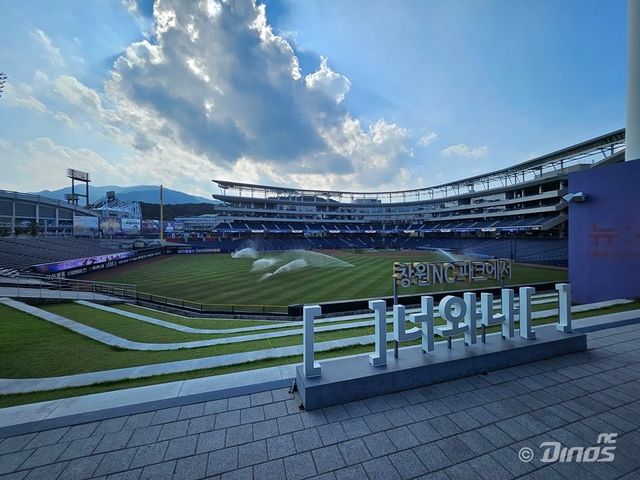 NC는 6월 말까지 창원시에 야구장 개선을 위한 21가지 요청 사항에 관한 답변을 듣기로 했으나 창원시의 양해로 전달 시한을 유연하게 조정하기로 했다. 구단은 창원시와 지속 협력하지만, 타 지역과 대화 채널도 유지했다. 사진제공｜NC 다이노스&nbsp;