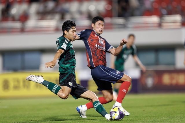 전북 윙어 전진우(왼쪽)가 27일 김천과 원정경기에서 박찬용을 앞에 두고 슛을 시도하고 있다. 전북은 올 시즌 페널티박스 안 슈팅 비율이 리그 최고인 65.1%를 기록하고 있는데, 이는 곧 리그 선두라는 호성적으로 이어지고 있다. 사진제공｜한국프로축구연맹